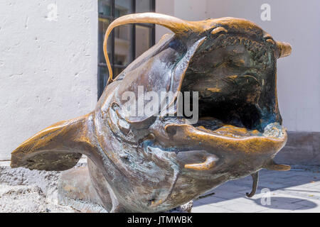 Sculptur in bronzo di un pesce di fronte al Deutsches Jagd und Fischereimuseum a Monaco di Baviera, Germania, Europa Foto Stock