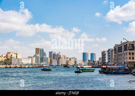 Vista del Dubai Creek su una bella giornata, Quartiere Deira, Dubai, Emirati Arabi Uniti, Emirati arabi uniti Foto Stock