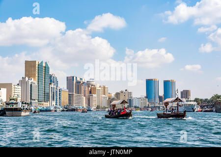 Vista del Dubai Creek su una bella giornata, Quartiere Deira, Dubai, Emirati Arabi Uniti, Emirati arabi uniti Foto Stock