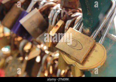 Lucchetti sul ponte Foto Stock