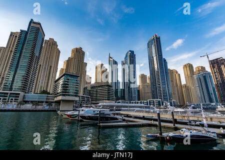 Vista panoramica della Marina di Dubai su una bella giornata, Dubai, Emirati Arabi Uniti Foto Stock