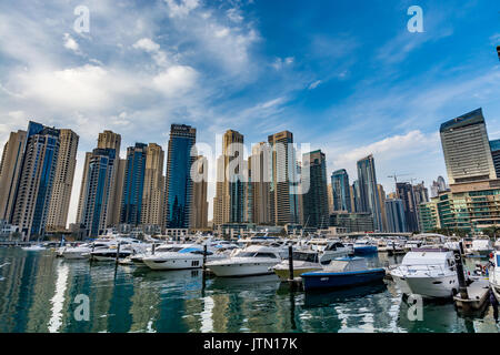 Vista panoramica della Marina di Dubai su una bella giornata, Dubai, Emirati Arabi Uniti Foto Stock