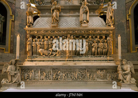 Arca di San Domenico,da Nicola Pisano, Niccolò dell'Arca, e Michelangelo, Basilica di San Domenico, Bologna, regione Emilia Romagna, Italia Foto Stock