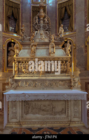 Arca di San Domenico,da Nicola Pisano, Niccolò dell'Arca, e Michelangelo, Basilica di San Domenico, Bologna, regione Emilia Romagna, Italia Foto Stock