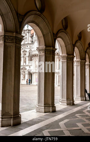 Porticato che conduce al cortile interno e la piazza del Palazzo Ducale di Venezia, Italia Foto Stock