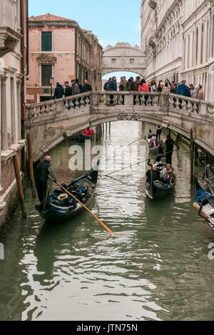 Affollato di turisti sulla famosa attrazione turistica, il Ponte dei Sospiri, su un canale di Venezia, Italia Foto Stock