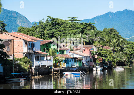 Paraty, Brasile - 24 Febbraio 2017: Vista del canale e le case coloniali della città storica Paraty, stato di Rio de Janeiro, Brasile Foto Stock