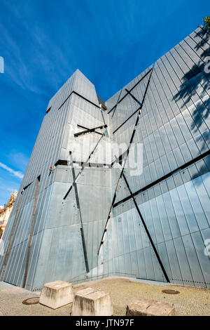 Vista del Museo Ebraico progettato da Daniel Libeskind a Kreuzberg di Berlino, Germania Foto Stock