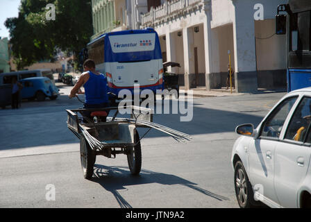 Uomo con cart, l'Avana, Cuba. Foto Stock