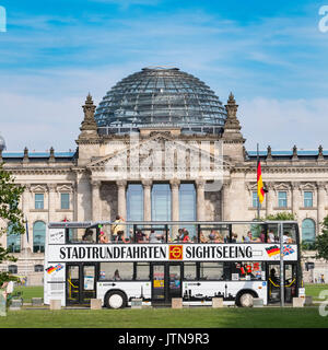 Visite turistiche city bus tour passa il tedesco il palazzo del Reichstag a Berlino Germania Foto Stock