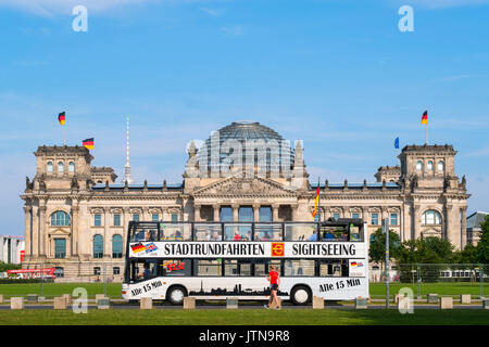 Visite turistiche city bus tour passa il tedesco il palazzo del Reichstag a Berlino Germania Foto Stock