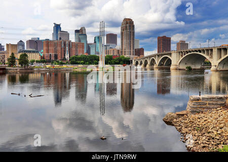 Minneapolis skyline del centro e la terza Avenue ponte al di sopra del fiume Mississippi. La Midwest USA, Minnesota. Foto Stock
