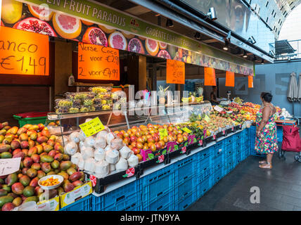 Pressione di stallo di frutta nel Markthal (Market Hall), Rotterdam, Paesi Bassi