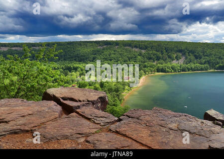 Veduta aerea sulla South Shore beach da rocky ice age sentiero escursionistico. Paesaggio estivo in Devils lago del Parco Statale, Baraboo area, Wisconsin, Stati Uniti d'America. Natura indietro Foto Stock