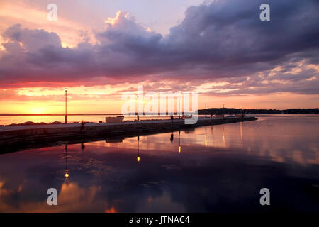 Bellissimo paesaggio con tramonto spettacolare dopo la tempesta di sera su un lago Mendota nella città di Madison, Wisconsin, Stati Uniti d'America. Esposizione lunga inquadratura orizzontale. Foto Stock