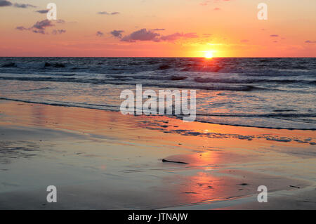 Tramonto sull'oceano. Vista sull'oceano atlantico in Myrtle Beach area, South Carolina, Stati Uniti d'America. Foto Stock