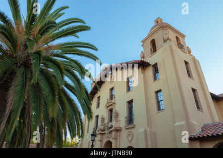 L'architettura del vecchio edificio dell'Unione e l'isola delle Canarie data palma a stanford university campus, palo Alto, California, Stati Uniti d'America Foto Stock