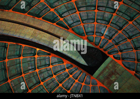 Pattern sul soffitto formato dalla struttura in metallo Foto Stock