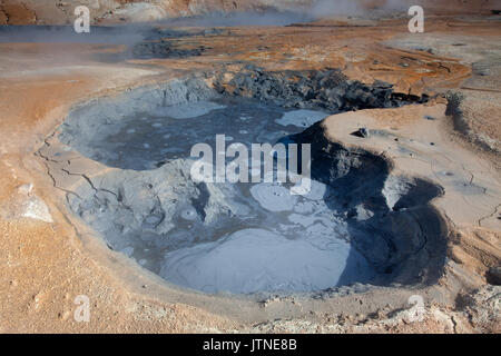 Piscina di fango in Hverir area geotermica Foto Stock