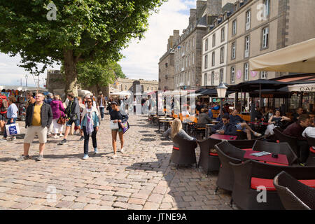 St Malo città murata - i turisti a piedi nella città vecchia in estate, Saint Malo, Bretagna Francia Foto Stock