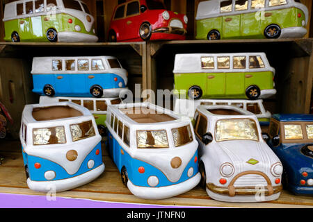 In vendita in un giardino inglese centro, ceramica VW Campervan vasi per fiori Foto Stock