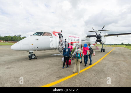 I passeggeri a bordo di un Jambojet Bombardier Q400 aeromobile a Nairobi a Ukunda pista di atterraggio per aerei Aeroporto sulla costa Kenyas Foto Stock