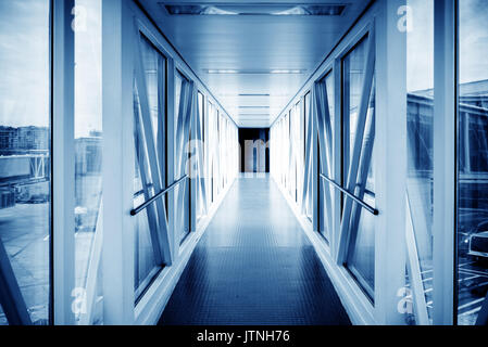 Shanghai Pudong Airport ponte di imbarco, le tonalità blu mappa. Foto Stock