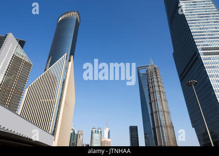 Alta - edifici in il Quartiere Finanziario di Lujiazui, Shanghai, Cina. Foto Stock