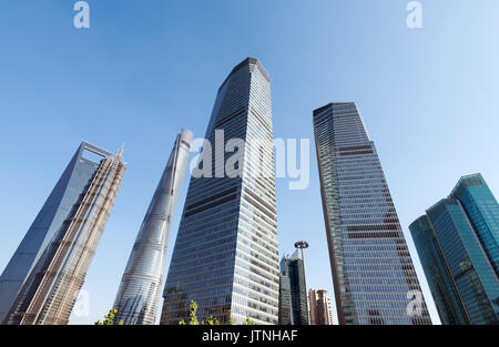 Alta - edifici in il Quartiere Finanziario di Lujiazui, Shanghai, Cina. Foto Stock