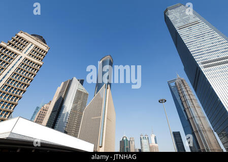 Alta - edifici in il Quartiere Finanziario di Lujiazui, Shanghai, Cina. Foto Stock