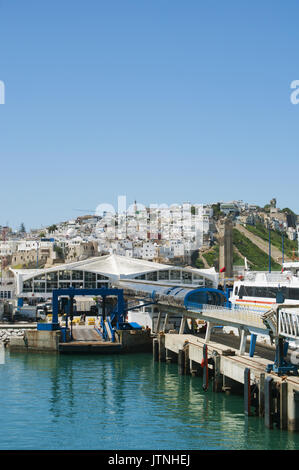 Porto e lo skyline di Tangeri, città sulla costa del Maghreb all'entrata occidentale dello stretto di Gibilterra, dove il mare Mediterraneo incontra l'Oceano Atlantico Foto Stock