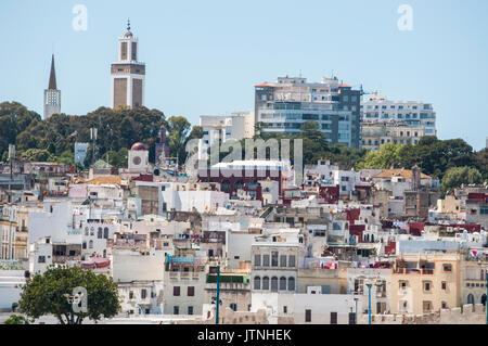 Porto e lo skyline di Tangeri, città sulla costa del Maghreb all'entrata occidentale dello stretto di Gibilterra, dove il mare Mediterraneo incontra l'Oceano Atlantico Foto Stock