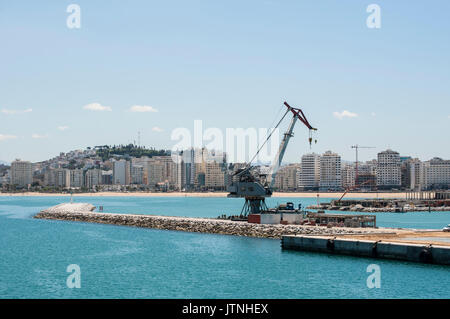 Il Marocco, Africa: una gru nel nuovo porto di Tangeri, Marocco città sulla costa del Maghreb all'entrata occidentale dello stretto di Gibilterra Foto Stock
