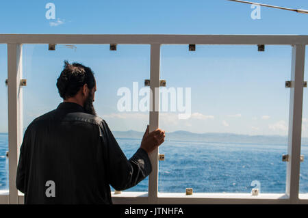 Un uomo musulmano guardando la costa sul traghetto che collega la Spagna al Marocco, nel tratto di mare che si unisce all'Oceano Atlantico al Mar Mediterraneo Foto Stock