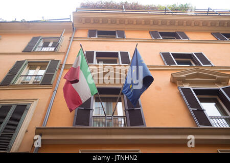 Nazionale italiana di bandiera e la bandiera europea su un balcone a roma Foto Stock