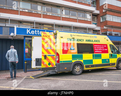 Un ambulanza ferma proprio fuori dall'ingresso principale per il NHS hospital a Kettering, Inghilterra. Foto Stock