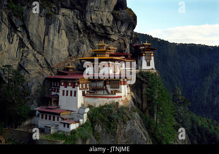 Il Bhutan - Taktshang Gombea o 'Tiger 's Nest" nella parte superiore della valle di Paro, Bhutan Foto Stock