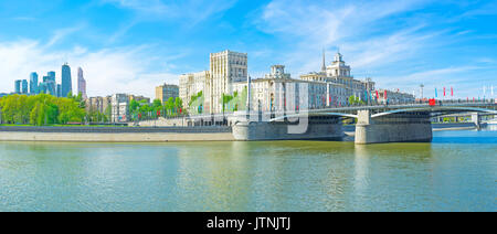 Mosca, Russia - 8 Maggio 2015: la passeggiata lungo Rostovskaya terrapieno con una vista sul ponte Borodinsky e la Scenic edifici residenziali, 8 maggio in Foto Stock