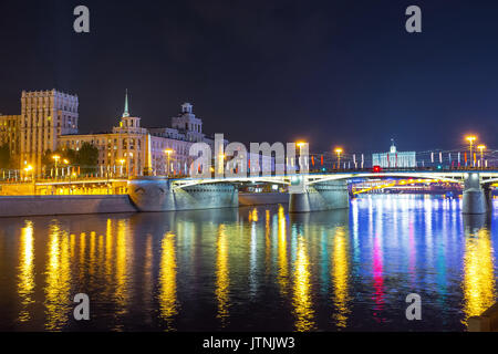 Illuminato città si riflette nelle acque nere del fiume Moskva, la vista su Ponte Borodinsky e governo House, Mosca, Russia Foto Stock