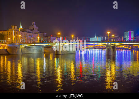 Il viaggio sotto la sera i ponti di Mosca è una popolare attrazione turistica della città, Russia Foto Stock