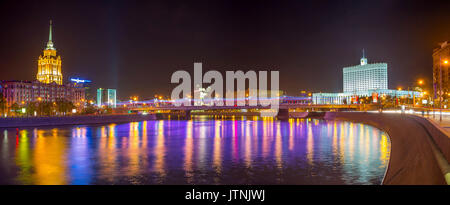 Mosca, Russia - 9 Maggio 2015: la vista panoramica sul fiume Moskva con Radisson Royal Hotel e Casa del Governo sulle sue rive, il 9 maggio a Mosca Foto Stock