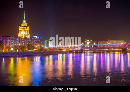 Mosca, Russia - 9 Maggio 2015: la sera vista sulla torre luminosa di hotel Ukraina e Novoarbatsky ponte sopra il fiume Moskva, il 9 maggio a Mosca Foto Stock