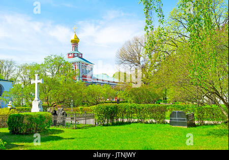 Il piccolo cimitero nel territorio del Convento Novodevichy e refettorio con Cattedrale Uspensky sullo sfondo, Mosca, Russia Foto Stock