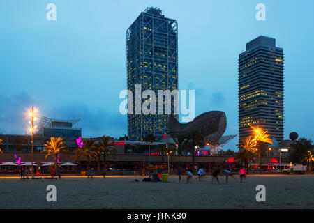 Vista della spiaggia in estate al crepuscolo. Barcelona, Spagna Foto Stock