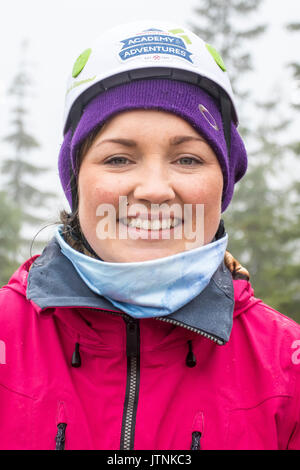 Ritratto di una donna che ha appena trascorso la Via Ferrata di pioggia caduta nel giorno Squamish, British Columbia. Foto Stock