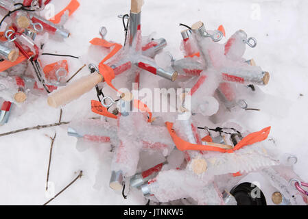 Un team di ricercatori la replica di una tempesta di ghiaccio durante l'inverno nelle White Mountains del New Hampshire. Il team sta studiando gli effetti delle tempeste di ghiaccio sul terreno, gli alberi, uccelli ed insetti. Foto Stock