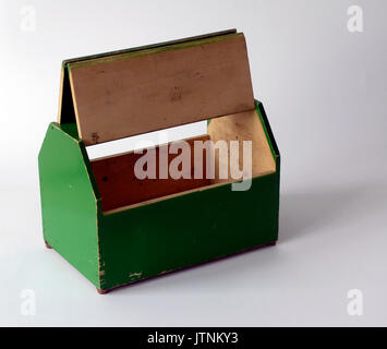 Vintage scatola di scarpe per la pulizia delle scarpe, fatta di legno, verniciato di verde Foto Stock