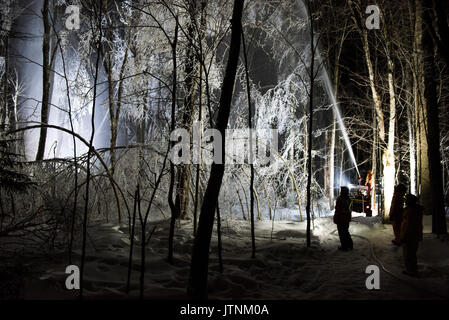 Un team di ricercatori la replica di una tempesta di ghiaccio durante l'inverno nelle White Mountains del New Hampshire. Il team sta studiando gli effetti delle tempeste di ghiaccio sul terreno, gli alberi, uccelli ed insetti. Foto Stock