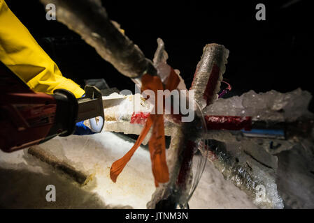 Un team di ricercatori la replica di una tempesta di ghiaccio durante l'inverno nelle White Mountains del New Hampshire. Il team sta studiando gli effetti delle tempeste di ghiaccio sul terreno, gli alberi, uccelli ed insetti. Foto Stock