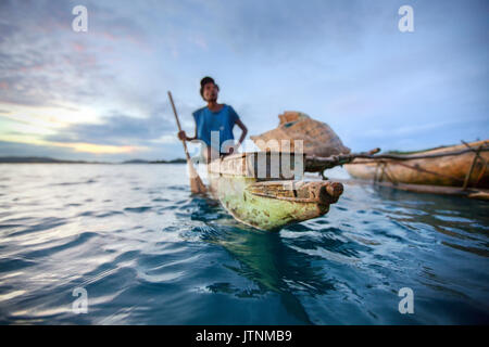 Nimoa Island - Qui la missione isola impressioneranno. I cinque facciate chiesa presenta dipinti murali di isola la vita e la missione di tutti gli edifici sono circondati da ben curati sentieri e giardini pieni di piante in fiore. Bordato da una giungla-montagne coperte, le spiagge da cartolina e acque cristalline - un'isola un vero paradiso! L'arcipelago Louisiade è una stringa di dieci più grandi isole vulcaniche spesso circondate da barriere coralline e 90 piccole isole coralline che si trova a 200 km a sud-est della Nuova Guinea Foto Stock